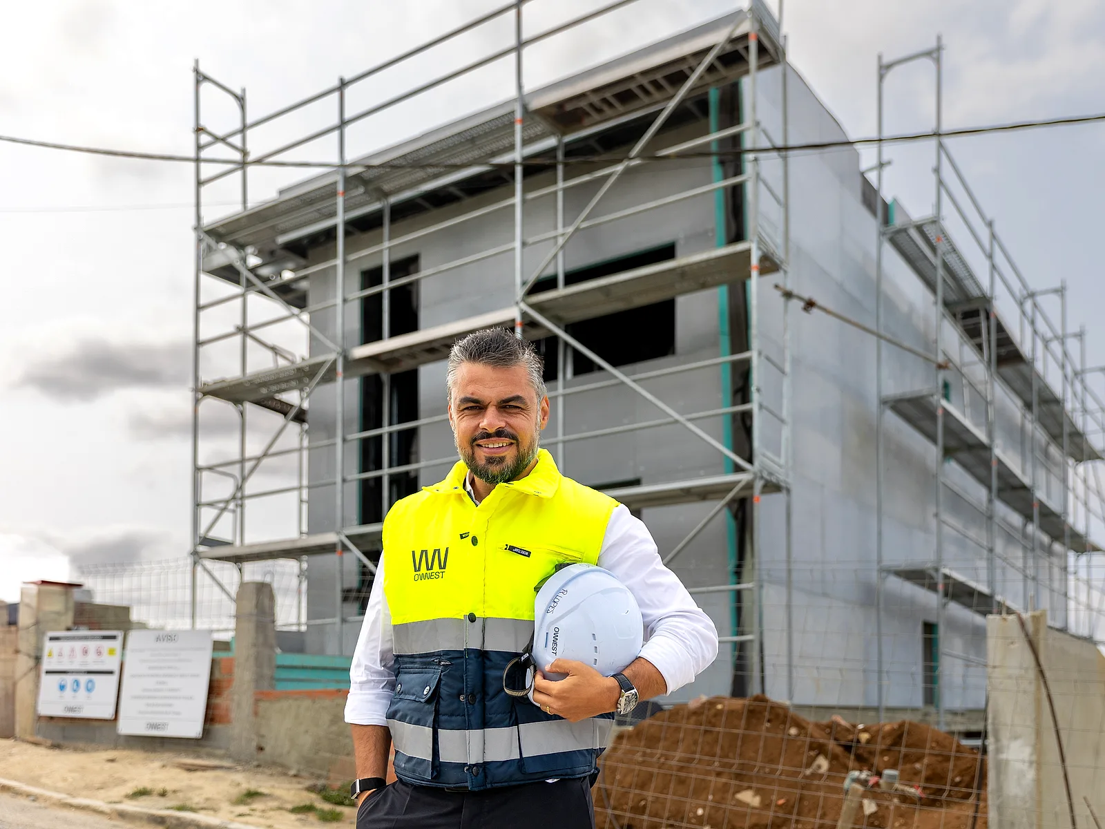 Roberto Teixeira em frente à obra do Grupo Habitejo em Fonte Santa