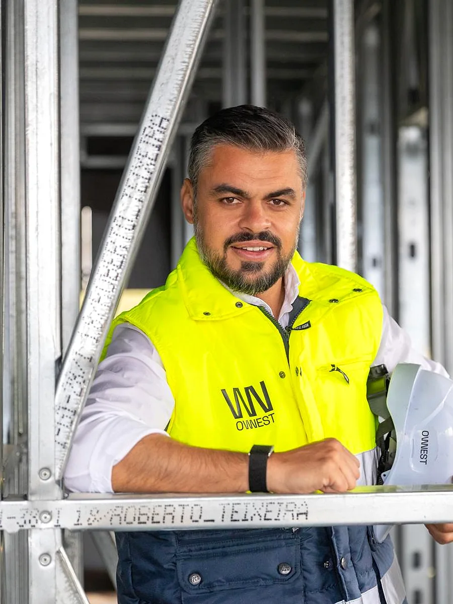 Roberto Teixeira na estrutura em Light Steel Framing de uma obra do grupo