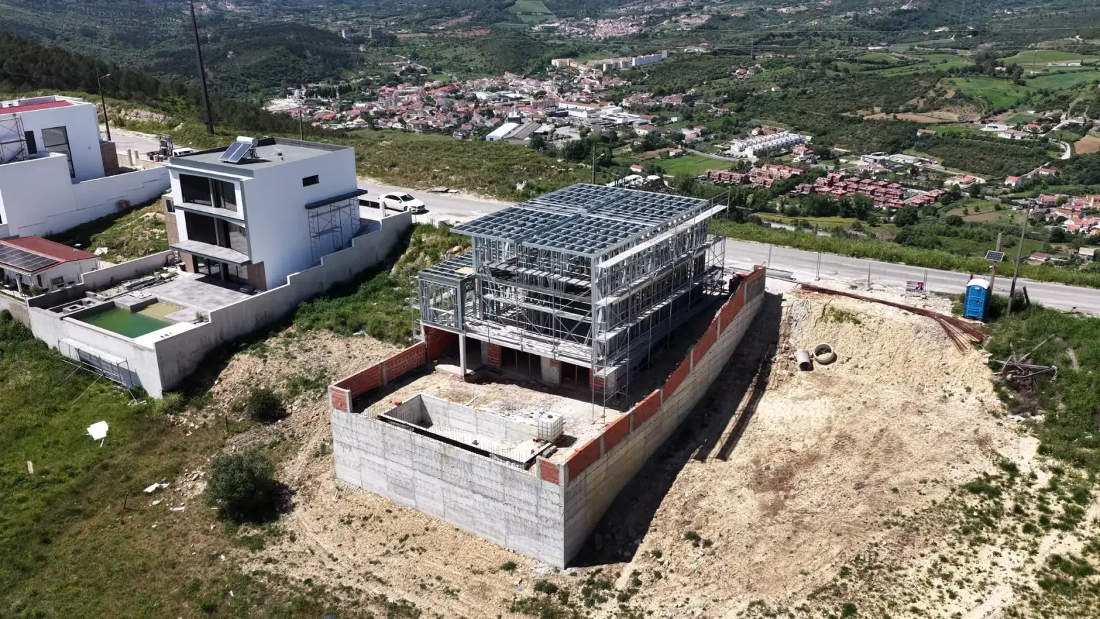 Vista aérea de moradia do grupo em construção Vista aérea de moradia do grupo em construção